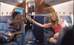  ?? STX Films / Contribute­d photo ?? Kirby Howell-Baptiste, left, and Kristen Bell in “Queenpins.”