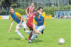  ?? FOTO: GEORG KLIEBHAN ?? Im Finale zwischen dem FV Biberach (blau-gelbe Trikots) und dem SV Ringschnai­t schenkten sich beide Gegner nichts.