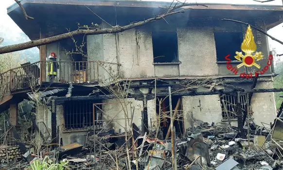  ??  ?? Distrutta
La casa dove vivevano le due vittime e il sopravviss­uto ieri mattina dopo il furioso incendio (Foto Vigili del fuoco)