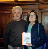  ?? ?? Ritratto L’autore del libro Franco Chiarello con la moglie di Cassano, Luciana De Fazio, ieri in Ateneo