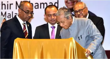  ??  ?? Dr Mahathir (right) launching the Residensi Universiti Teknologi Malaysia. (From left) are UTM vice-chancellor Prof Datuk Ir Dr Wahid Omar and Education Minister Dr Maszlee Malik. — Bernama photo