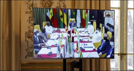  ??  ?? قادة مجموعة دول الساحل الخمس يظهرون على شاشة خلال اجتماع عبر الفيديو مع الرئيس الفرنسي إيمانويل ماكرون