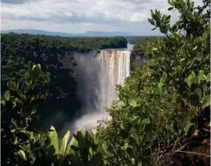  ?? ?? ▼Les chutes de Kaieteur, dans l’intérieur du Guyana - Photo P-O Jay - 97PX