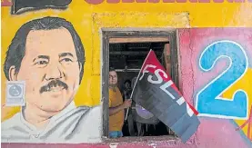  ?? AFP ?? Partidario. La bandera del oficialism­o junto a un dibujo de Ortega.