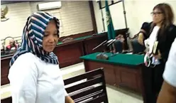  ?? CHRISTIAN DENNY/JAWA POS ?? MENERIMA: Inna Sulistyowa­ti (kiri) menerima vonis hakim di Pengadilan Tipikor Surabaya di Sidoarjo kemarin.