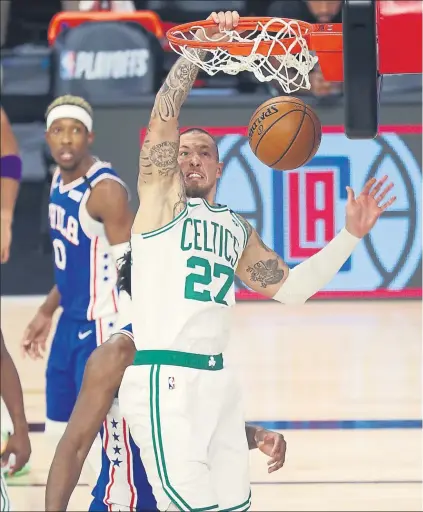  ?? FOTO: AP ?? El alemán Daniel Theis machaca ante la mirada de Richardson. El europeo jugó un gran partido y acabó con 15 puntos