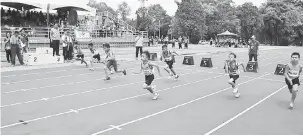  ??  ?? PELEPASAN: Dr Rundi melepaskan acara larian 60 meter sambil disaksi Tero, Mangai (belakang kanan) dan Roslan, Marie (belakang kiri) serta yang lain.