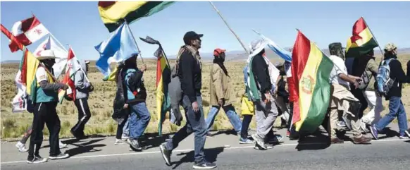  ?? (AFP) ?? MARCHA. Colectivos ciudadanos protagoniz­an caminatas por carreteras hacia La Paz para tomar parte en la huelga de hoy.