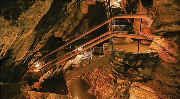  ??  ?? V podzemí Prohlídkov­á trasa Chýnovské jeskyně je dlouhá 260 metrů. Na snímku je František Krejča ze správy jeskyně. 2x foto: MAFRA