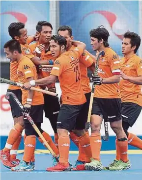  ??  ?? Malaysia players celebrate Razie Rahim’s (third from left) goal againt India in the World Hockey League in London on Thursday.