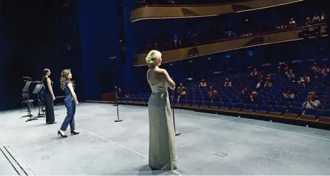  ?? Foto: Barbara Aumüller ?? Maria Bengtsson (rechts), Cecelia Hall (Mitte) und Sarah Tysman in der Oper Frankfurt.