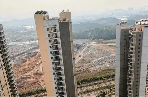  ?? Foto: Manfred Uhl ?? Noch ist der Campus der Technische­n Universitä­t Shenzhen im Süden Chinas eine riesige Baustelle. Aber das Aufbautemp­o ist rasant. Bis in zwei Jahren sollen dort bereits 5000 junge Chinesen studieren.