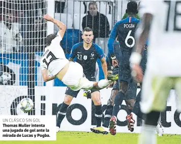  ?? FOTOS: AFP ?? UN CLÁSICO SIN GOL Thomas Muller intenta una jugada de gol ante la mirada de Lucas y Pogba.