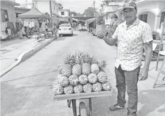  ?? ALFREDO MÁRQUEZ ?? venta de piñas Eduardo mejora la salud de las personas