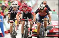  ?? JOSE JORDAN/AFP ?? SANGAT KONSISTEN: Bintang Team Sky Chris Froome (tengah) melakukan sprint dan finis kedua pada etape 11 Vuelta a Espana tadi malam WIB.