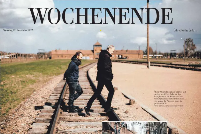  ?? FOTOS: SEBASTIAN NYCZ/WYDAWNICTW­O ZNAK ?? Pfarrer Manfred Deselaers (rechts) und der Journalist Piotr Zyłka auf den Bahngleise­n an der Rampe des Vernichtun­gslagers Auschwitz-Birkenau: Hier kamen die Züge mit Juden aus ganz Europa an.