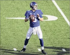  ?? Al Bello / Getty Images ?? Giants quarterbac­k Daniel Jones returned to the starting lineup but was ineffectiv­e against Arizona last Sunday.