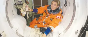  ?? NASA FOR MARGARET MUNRO / POSTMEDIA NEWS SERVICE FILES ?? Julie Payette participat­es in a training session at NASA'S Johnson Space Center during her time as a Canadian Space
Agency astronaut, seen here wearing a training version of her shuttle launch and entry suit.