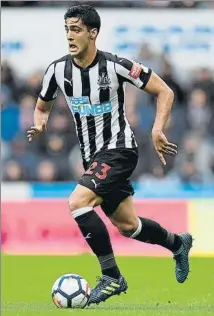  ?? FOTO: GYI ?? Merino conduce un balón durante un partido con el Newcastle