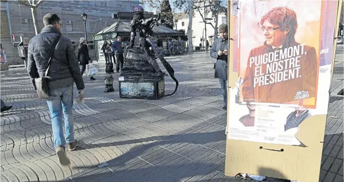  ?? AFP ?? Candidato. Un cartel electoral del destituido presidente Carles Puigdemont en Barcelona. Para las elecciones el ex mandatario figura, según los sondeos, en un lejano tercer lugar.