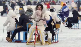  ?? ?? People have fun on the frozen Songhua River.