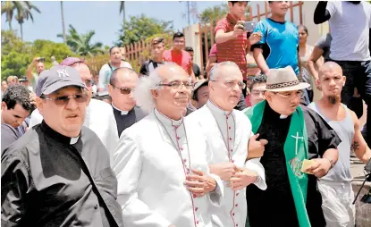  ??  ?? El cardenal Leopoldo Brenes (c) junto al obispo Silvio Báez cuando se dirigían a apoyara un templo en Diriamba.