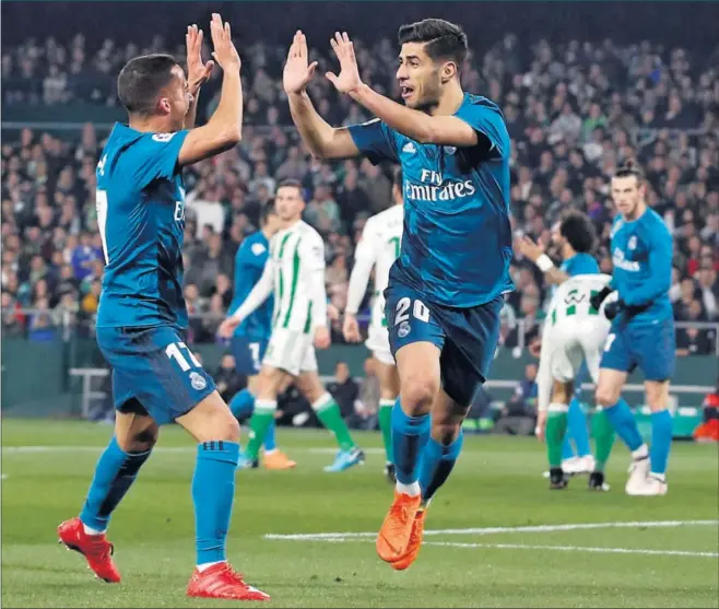  ??  ?? ASISTENTE Y GOLEADOR. Lucas Vázquez, que dio el pase a Benzema del último gol, celebra con Asensio el primero de los dos tantos logrados ayer por el mallorquín.
