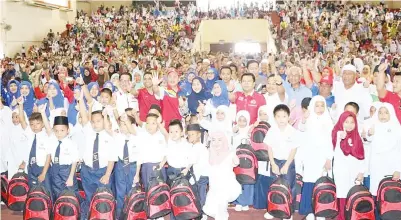  ??  ?? (Gambar atas) MURID-MURID dari sekitar Daerah Tuaran telah menerima bantuan di majlis itu.