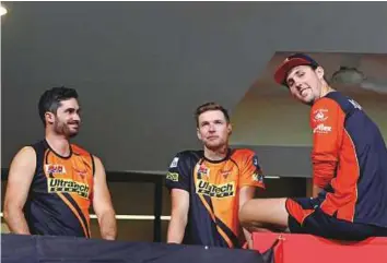  ?? Courtesy: BCCI ?? With no play, Adam Milne of Royal Challenger­s and Ben Cutting and Ben Laughlin of Sunrisers Hyderabad have a chat on the sidelines at M. Chinnaswam­y Stadium in Bengaluru yesterday.