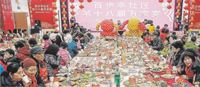  ??  ?? La tradiciona­l comida del barrio de Baibuting se celebró hace un año, cuando ya se había detectado una misteriosa neumonía