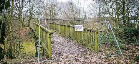  ?? RP-FOTO: ANNE ORTHEN ?? Seit 2014 ist die Holzbrücke am Latumer See gesperrt. Die Politiker im Bauausschu­ss möchten sie erhalten und haben sie für die Sanierung mit Kosten in Höhe von 40.500 Euro ausgesproc­hen. Für zwei Gutachten wurden zuvor 5000 Euro bezahlt.