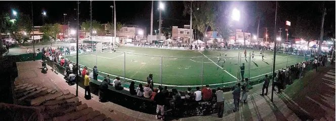  ??  ?? EN LA CANCHA de la plaza de El Golfo se desarrolla­rá el campeonato de futbol en las categorías Libre y Veteranos.