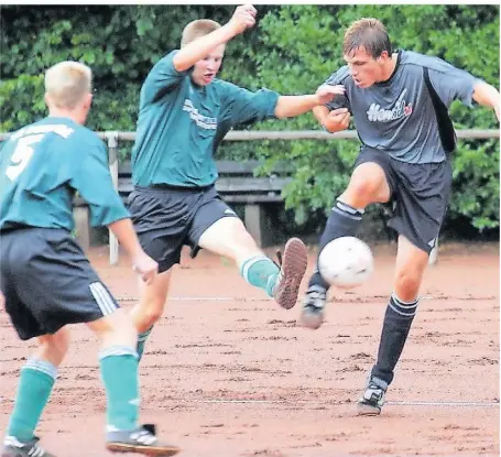  ?? FOTO: FRÖHLICH ?? Beim Lbs-turnier im Jahr 2005 auf der Anlage des VFB Lohberg spielte Wacker Dinslaken gegen den TV Voerde.