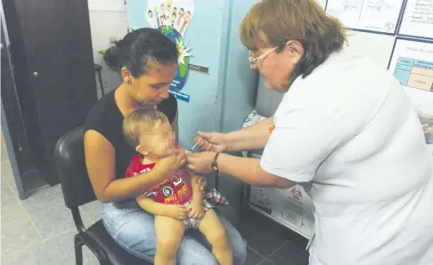  ??  ?? En junio llegaron al país 11.000 dosis de vacunas adicionale­s contra la influenza y se espera contar con 2 millones de dosis para el 2021.