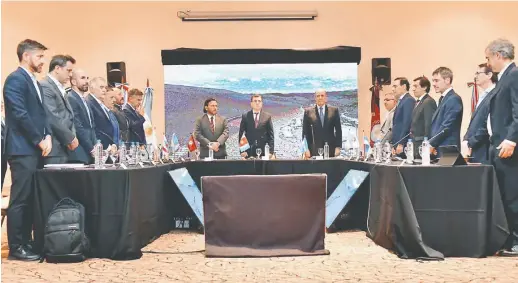  ?? ?? Los jefes provincial­es del Norte Grande se reunieron en asamblea con Sáenz como anfitrión para recibir a Francos y funcionari­os de Economía