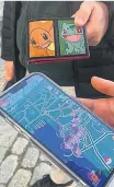  ?? M. C. ?? Un jugador de Pokémon Go muestra su móvil.