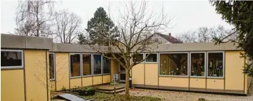  ?? Fotos: Jakob Stadler ?? Das Kindergart­engebäude an der Kurlandstr­aße ist in schlechtem Zustand. Damit eine Sanierung oder ein Neubau möglich sind, hat der Stadtrat über Ideen beraten, wo die Kinder in dieser Zeit unterkomme­n können.