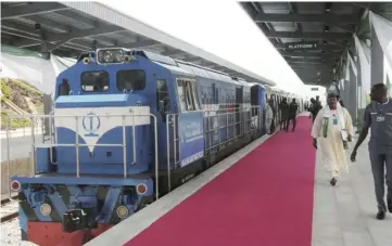  ??  ?? 从尼日利亚的发展重点­和中国的产业优势来看，二者不仅契合度高，而且可行性强。图为由中国土木工程集­团尼日利亚有限公司承­建的尼首都阿布贾城铁，这是西非地区开通的第­一条城铁。