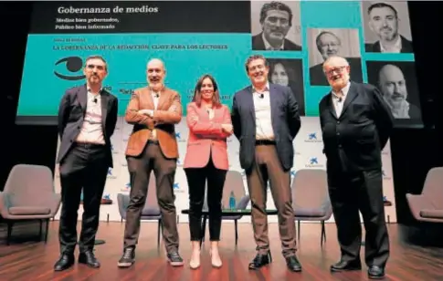  ?? // JAIME GARCÍA ?? Los directores de ‘eldiario.es’, ‘El Confidenci­al’, ‘Demócrata’ y ABC , y González Urbaneja, en la mesa redonda