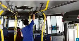  ??  ?? 2 ônibus que transporta empregados do frigorífic­o é higienizad­o; 2