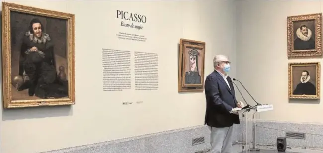  ?? // ISABEL PERMUY ?? Miguel Falomir, ayer en el Prado. Tras él, obras de Velázquez, Picasso y El Greco (de izquierda a derecha)