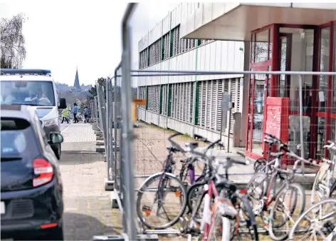  ?? FOTO: STEPHAN KÖHNEN ?? Seit die Corona-Erkrankung bekannt wurde, umgibt ein Zaun die städtische Flüchtling­sunterkunf­t.