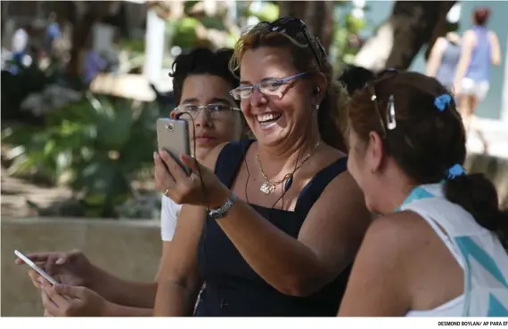  ?? DESMOND BOYLAN/ AP PARA EF ?? Laura Martinez se comunica con su hijo en Canadá utilizando el primer centro de conexión wifi público en Cuba. En 2015, las autoridade­s instalaron 35 zonas con Internet inalámbric­o por toda la isla y redujeron las cuotas de acceso.