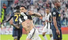  ?? FOTO: DPA ?? Dani Alves nach seinem wunderbare­n Volleyhamm­er zum 2:0.