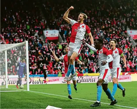  ?? Foto: Michal Šula, MAFRA ?? Náskok Tomáš Souček včera z penalty zvyšoval na 2:0, Slavia výhrou zvýšila náskok na čele ligy na Plzeň na pět bodů.