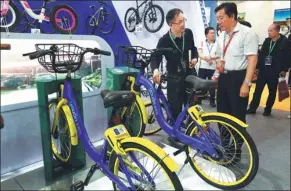  ?? PROVIDED TO CHINA DAILY ?? A visitor asks about a Youon bicycle, at the 27th China Internatio­nal Bicycle & Motor Fair in Shanghai.