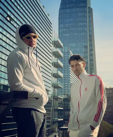  ??  ?? Globali Pietro Miano, a sinistra, e Federico Vaccari sotto l’etichetta di 2nd Roof hanno prodotto rap in tutto il mondo