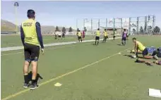  ??  ?? Mucha alegría se nota en los entrenamie­ntos del ASS, que se están llevando a cabo en la Unidad Deportiva de la UADEC.