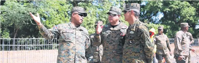  ?? FUENTE EXTERNA ?? El comandante general del Ejército, mayor general Julio Ernesto Florián Pérez, acompañado de los generales de brigada, Ángel Alfredo Camacho Ubiera y Julio César Ramírez, entre otros mandos.