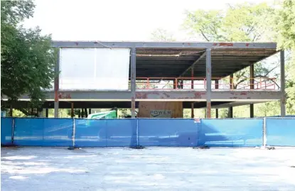  ?? ANTHONY VAZQUEZ/SUN-TIMES; LEE BEY ?? ABOVE: The architectu­rally important former Lake Meadows profession­al building is undergoing an extensive renovation. BELOW: The same building in 2008.